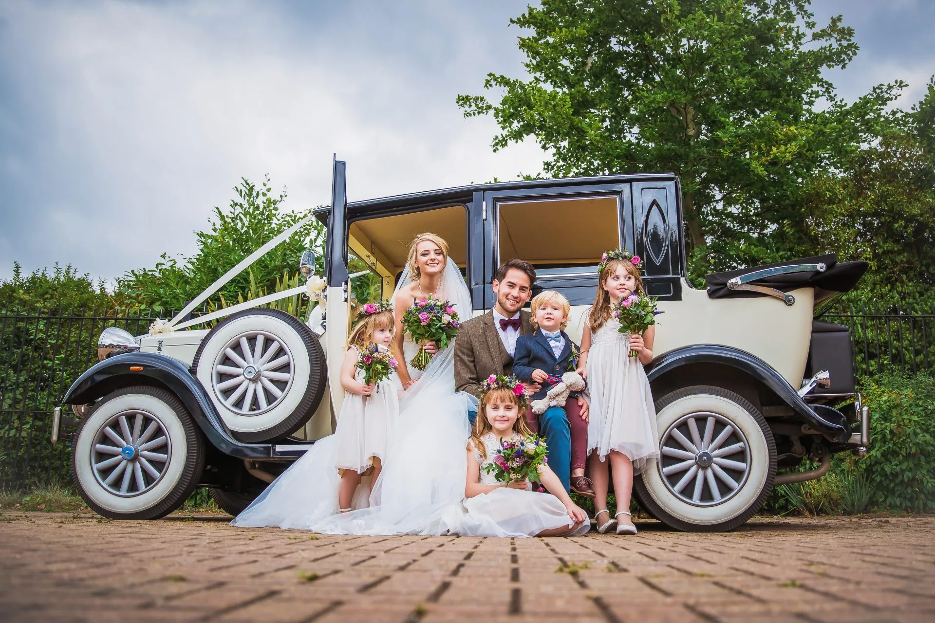 Creating Memorable Photos with Wedding Car Hire