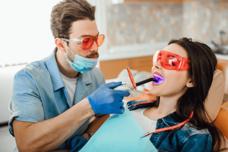 5 Advantages Of Combining Teeth Whitening With Restorations