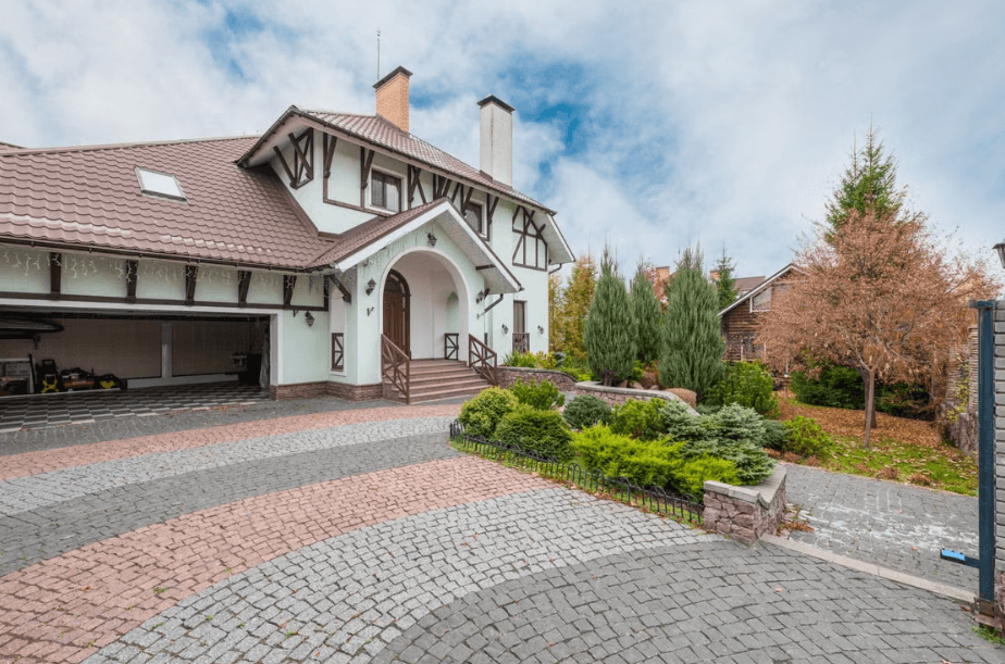 Block Paving, Gravel or Poured Surfaces: A Practical Comparison for Homeowners