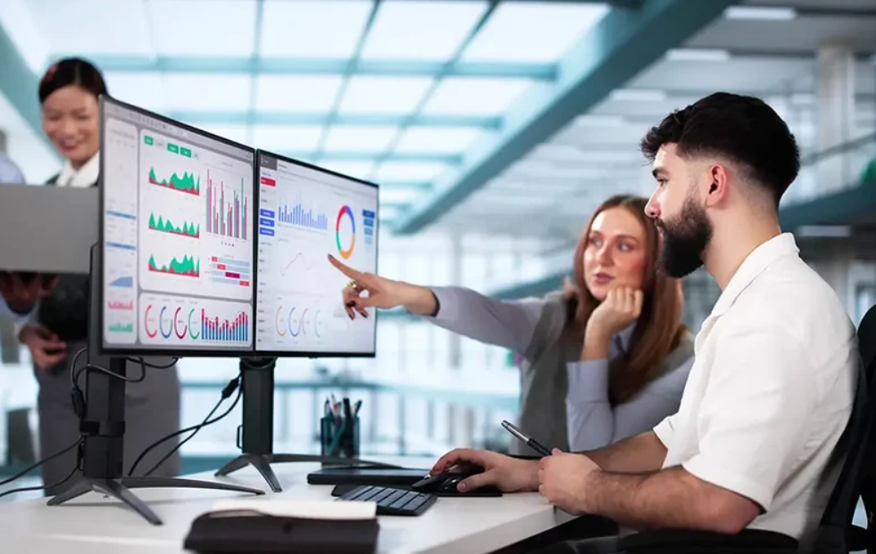 Split the Difference: How Hybrid Payroll Models Give Businesses Both Control and Flexibility